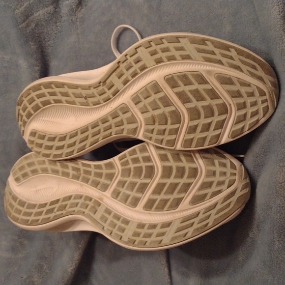Tennis shoes . Worn approximately six times. No oder, clean and like new. - Picture 4 of 7
